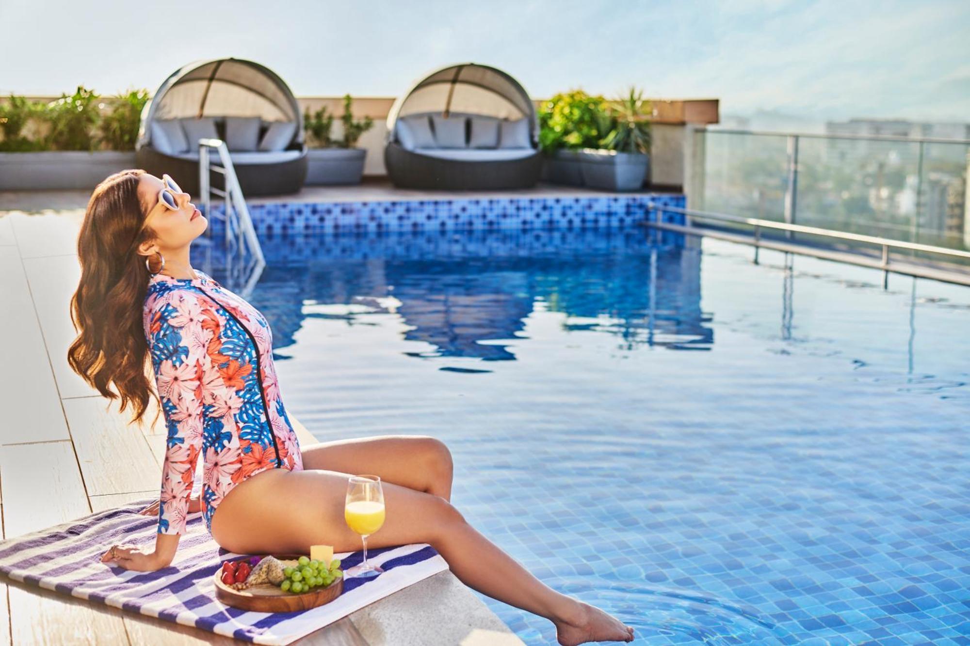 Novotel Mumbai International Airport Exterior foto Rooftop pool at the hotel